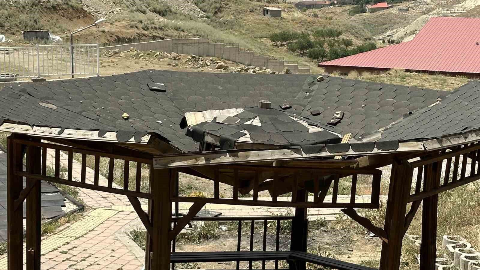 Çocuk parkını talan ettiler