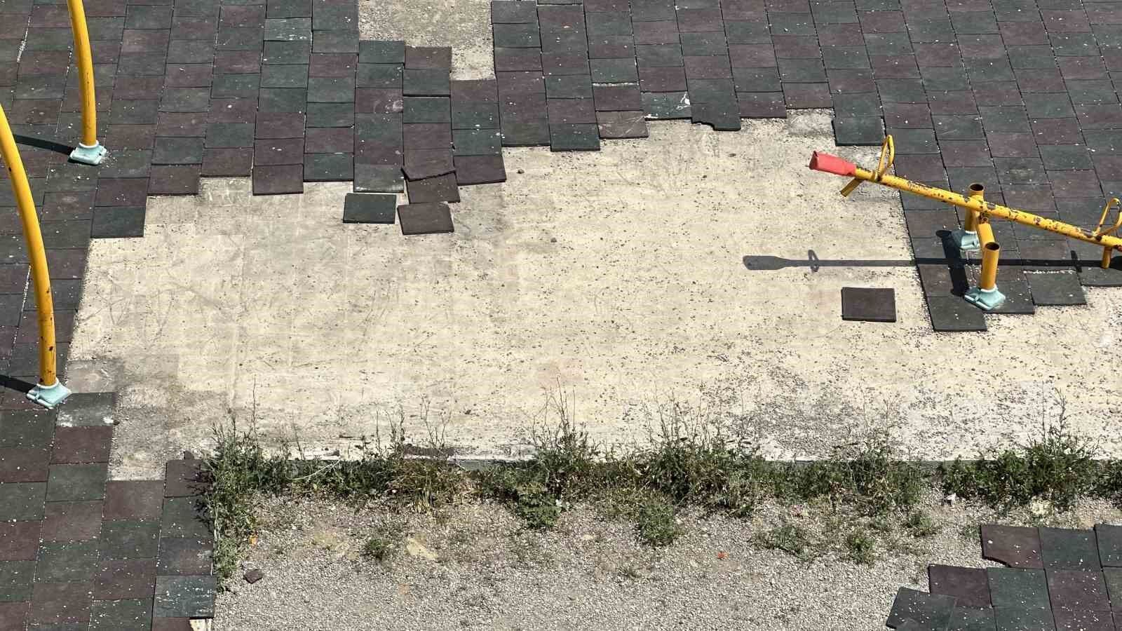 Çocuk parkını talan ettiler