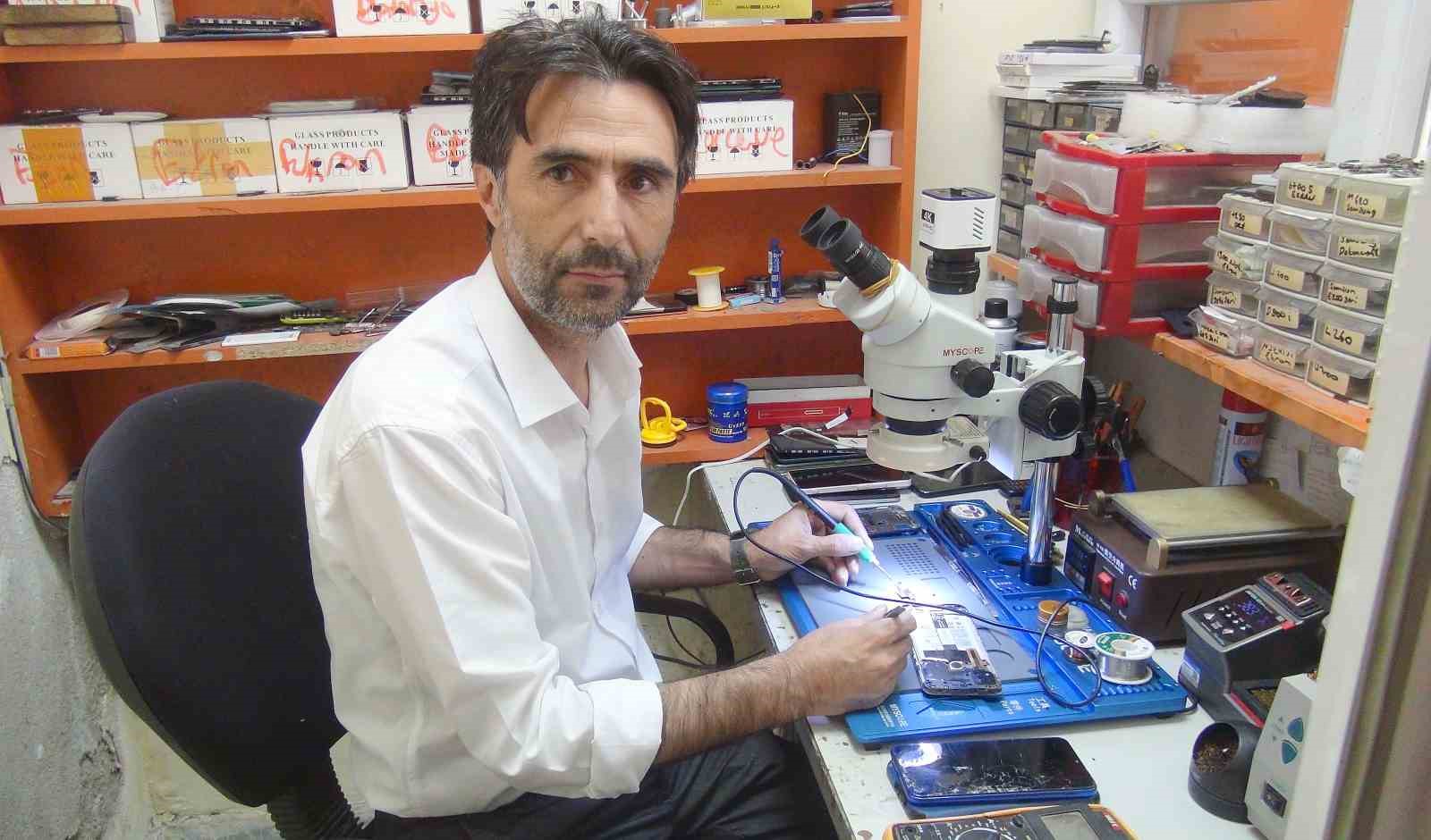 Tamir edilen telefonun patlama anı kameraya yansıdı