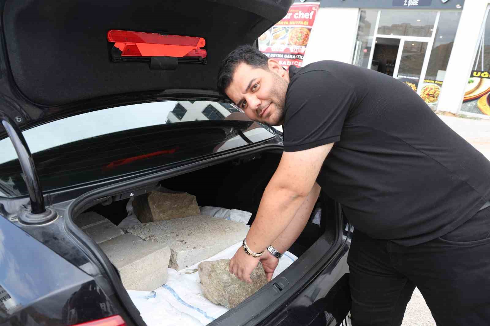 ’’Kimsenin ekmeğine taş koymak istemem ama’’ dedi, milyonluk aracını taşla doldurdu