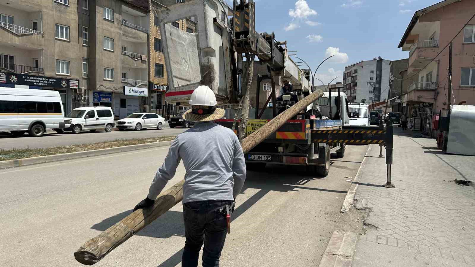 Yüksekova’da tehlike saçan elektrik direği yenilendi
