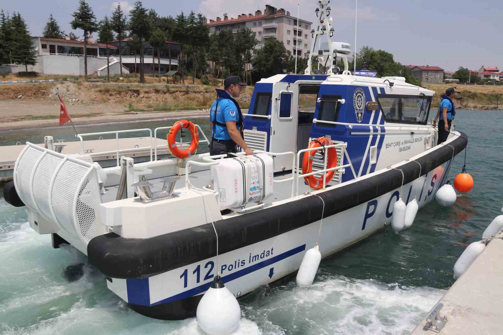 Polis botu Van Gölü’nde kaçak avlanmaya izin vermiyor