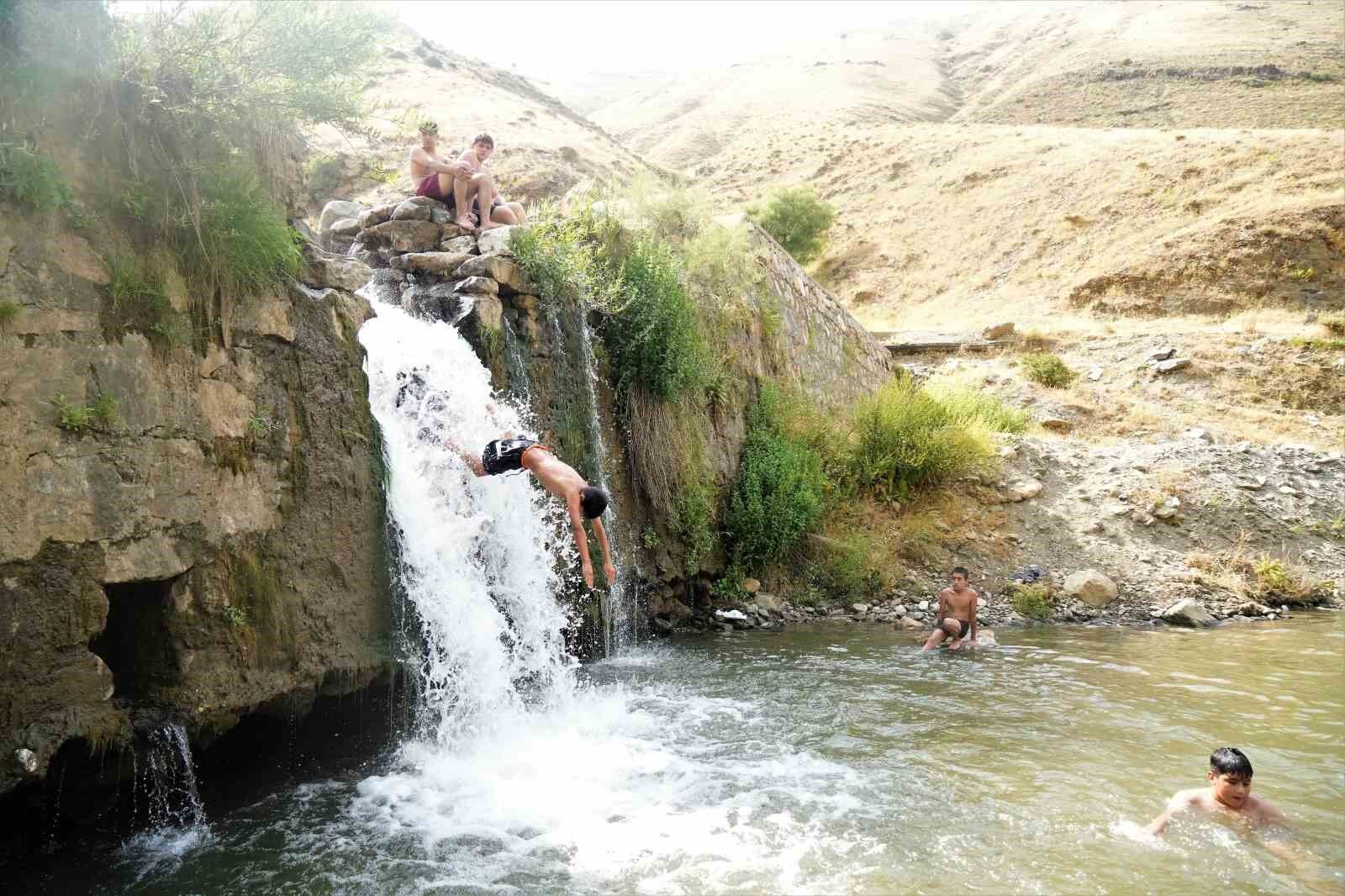 Muşlu çocuklar çayda yüzerek serinliyor