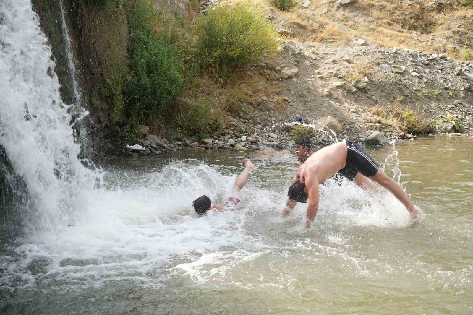 Muşlu çocuklar çayda yüzerek serinliyor