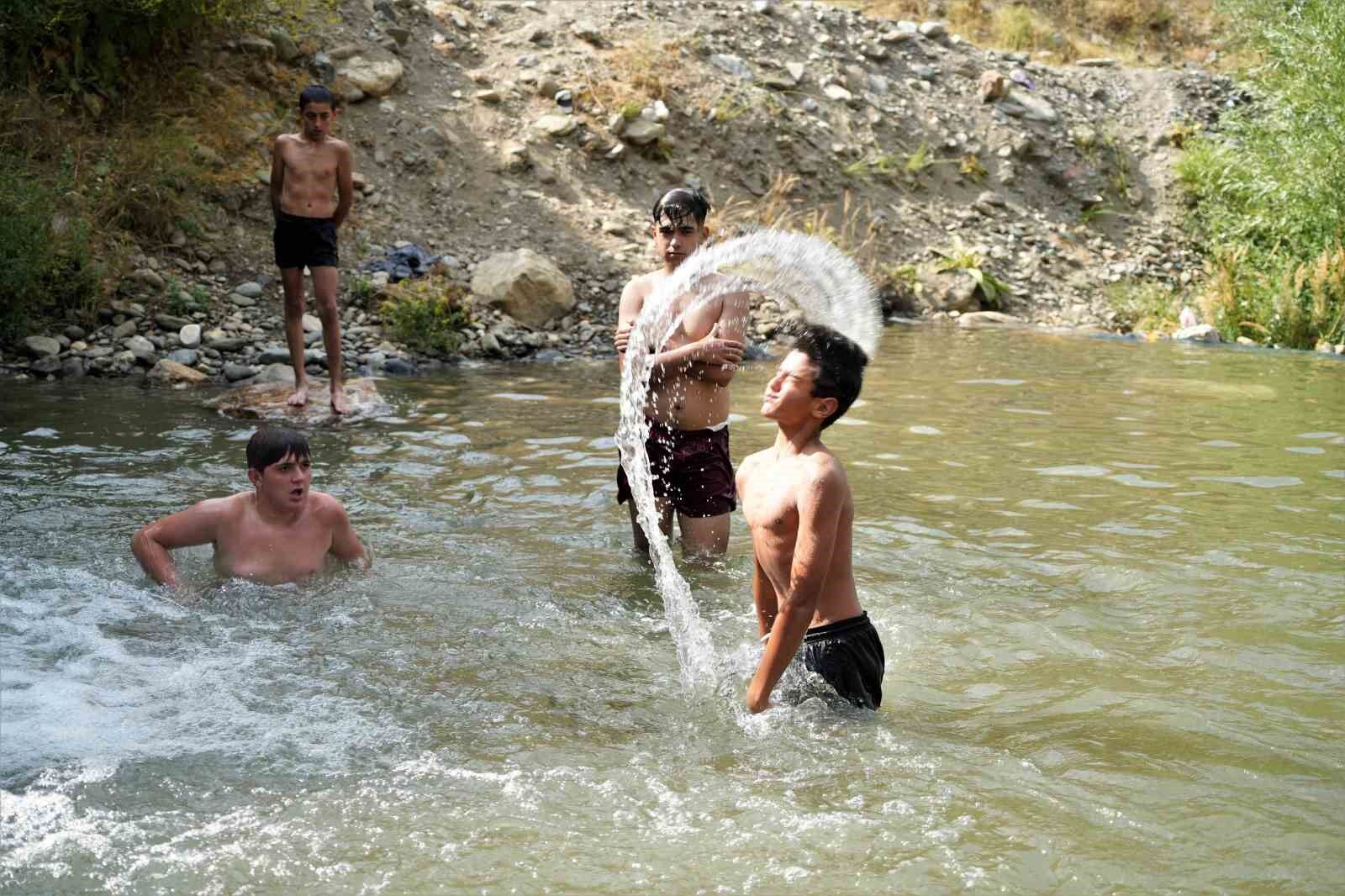 Muşlu çocuklar çayda yüzerek serinliyor