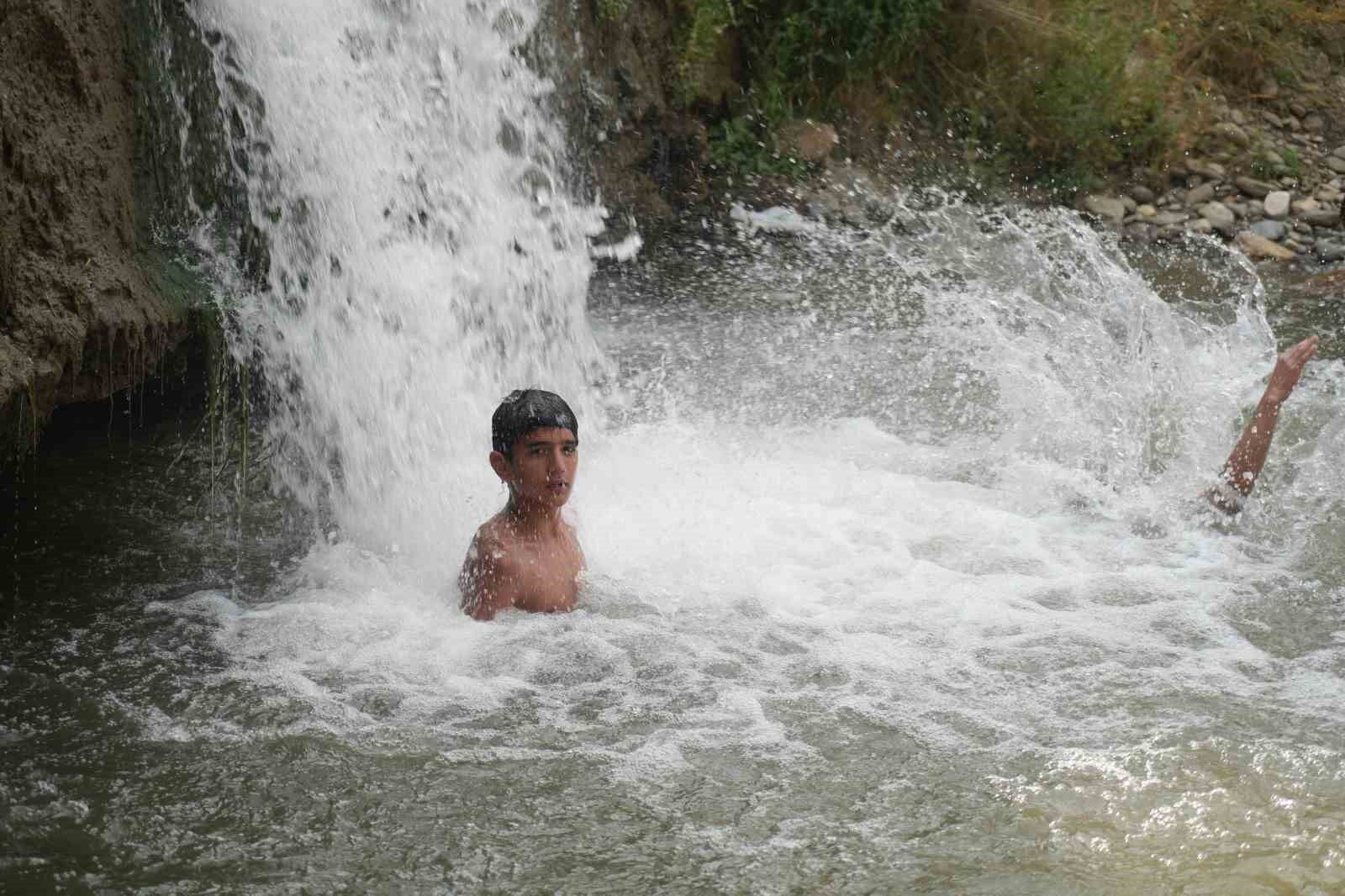 Muşlu çocuklar çayda yüzerek serinliyor