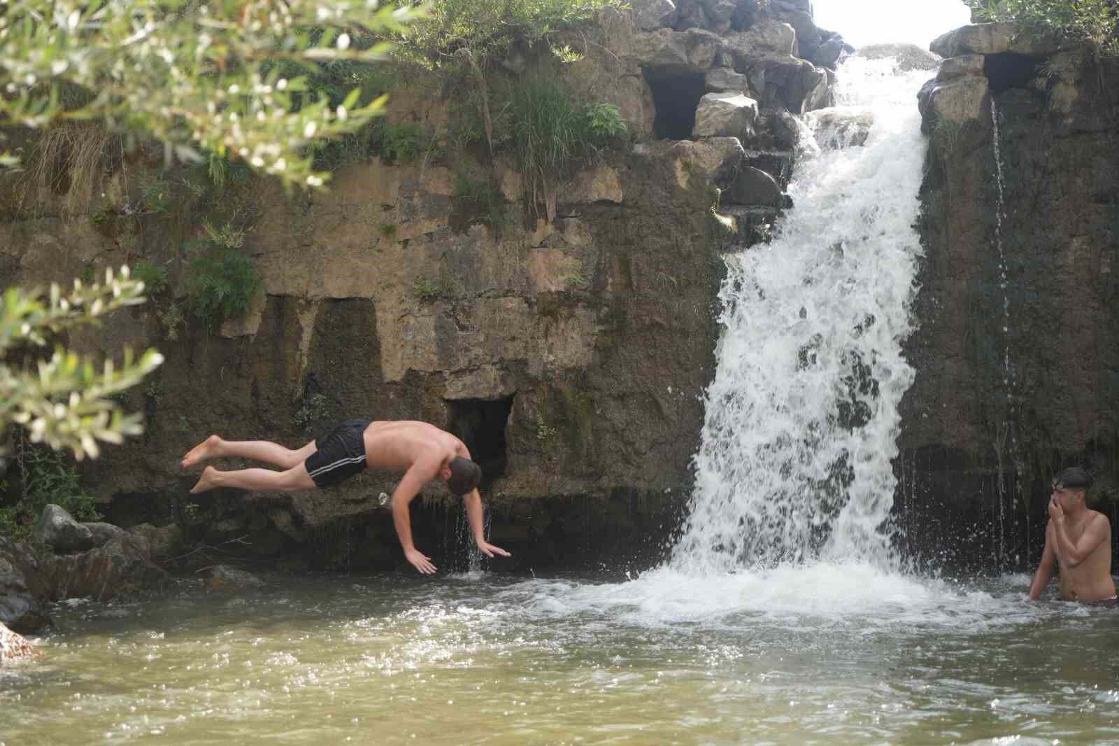 Muşlu çocuklar çayda yüzerek serinliyor