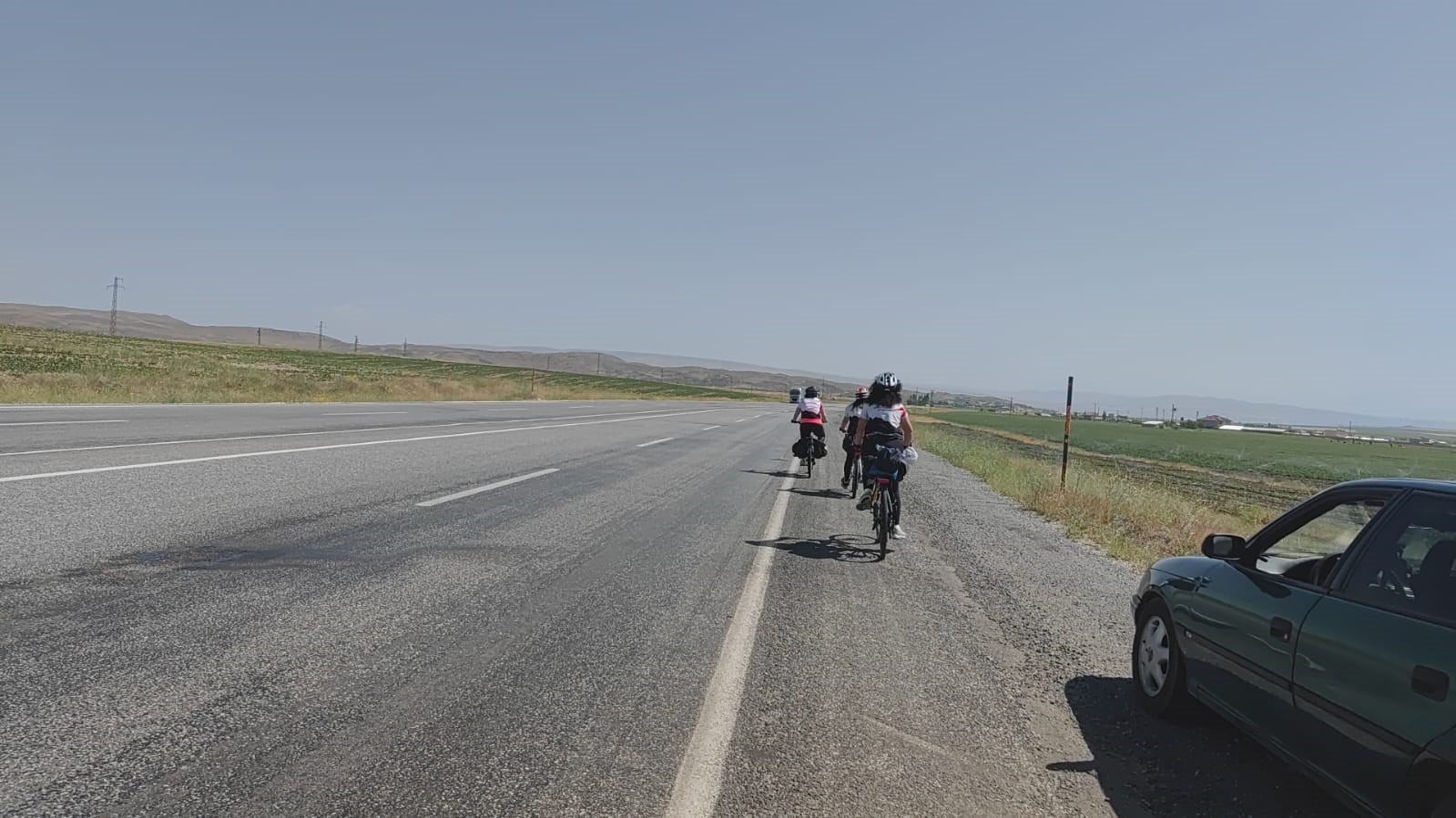 Kadın bisikletçiler, kuraklığa dikkat çekmek için Van Gölü’nün etrafında pedal çevirdi