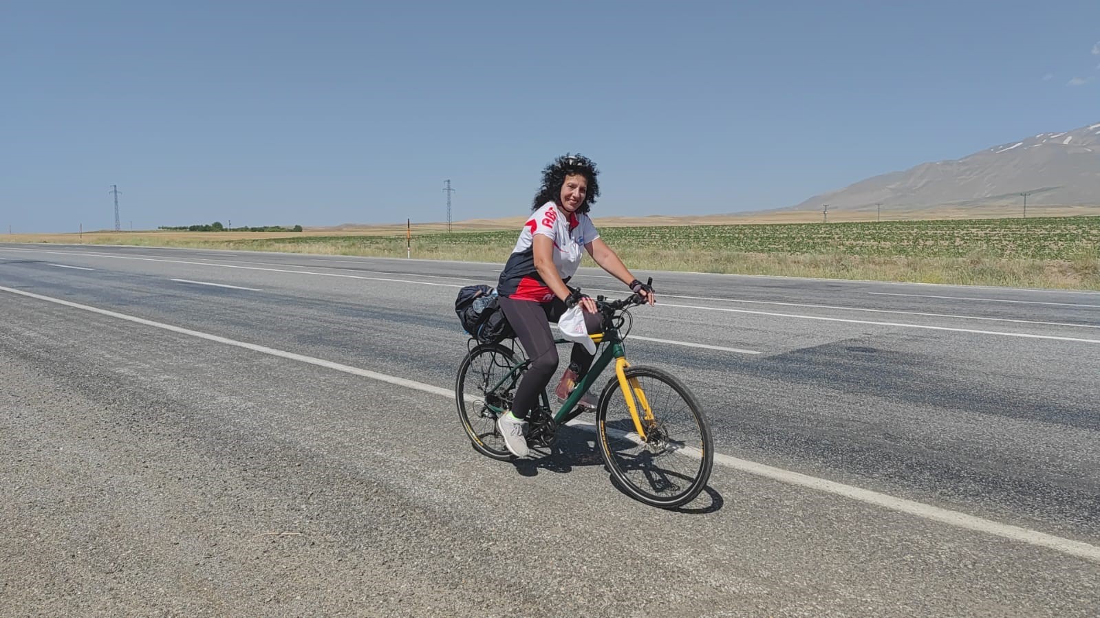 Kadın bisikletçiler, kuraklığa dikkat çekmek için Van Gölü’nün etrafında pedal çevirdi