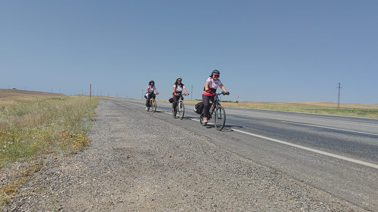 Kadın bisikletçiler, kuraklığa dikkat çekmek için Van Gölü’nün etrafında pedal çevirdi