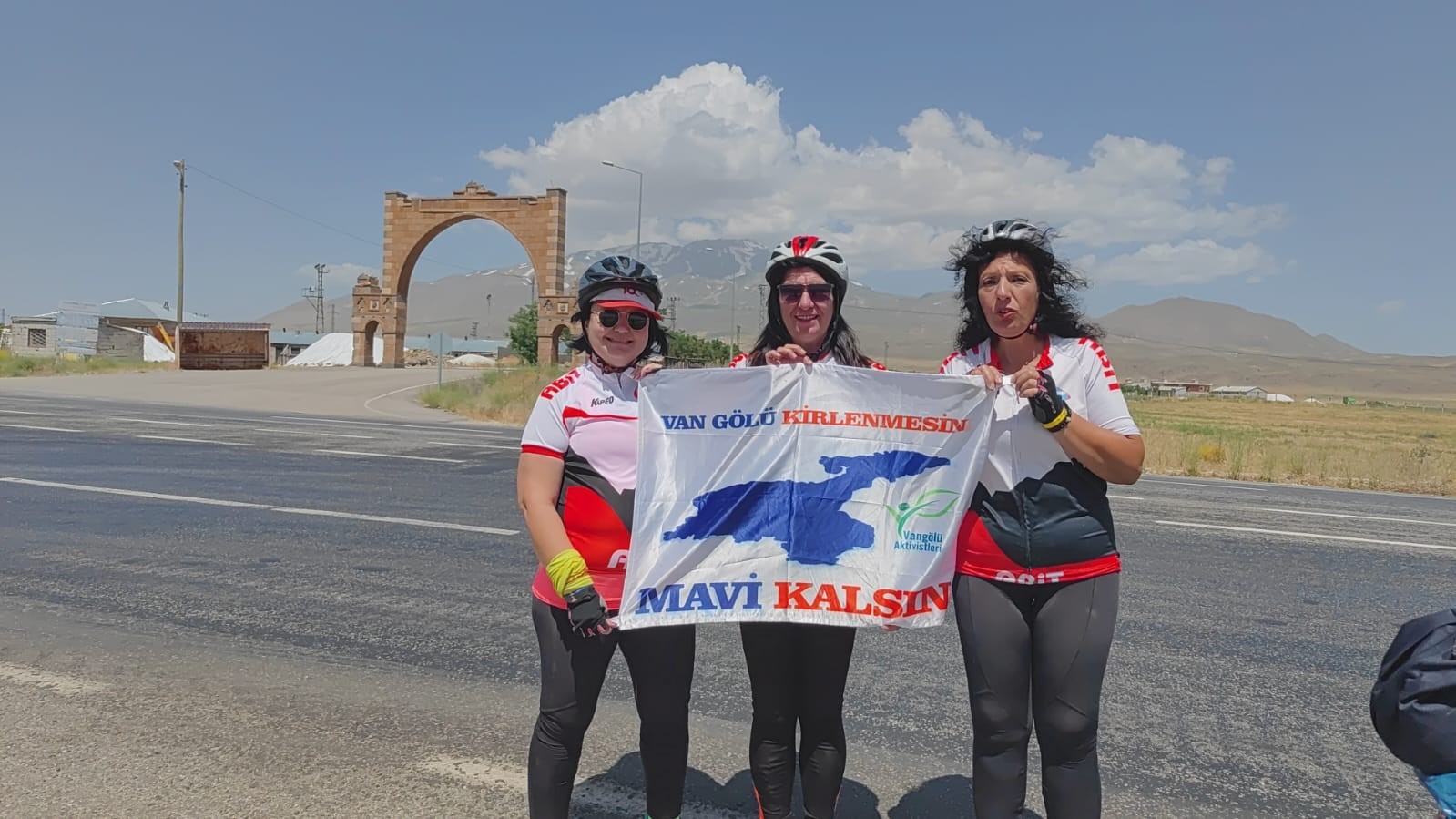 Kadın bisikletçiler, kuraklığa dikkat çekmek için Van Gölü’nün etrafında pedal çevirdi