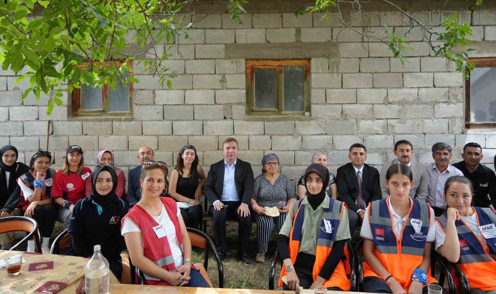 Erzincan’da ’Köyümde Üç Gün’ projesiyle lise öğrencileri teknolojiden uzak köy hayatını deneyimliyor