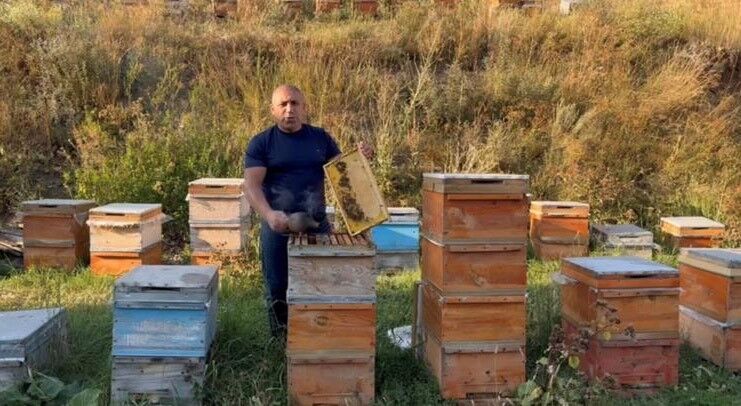 Karslı arıcı, 120 yıllık Terrakota ile arıların sakinleşmesini sağlıyor
