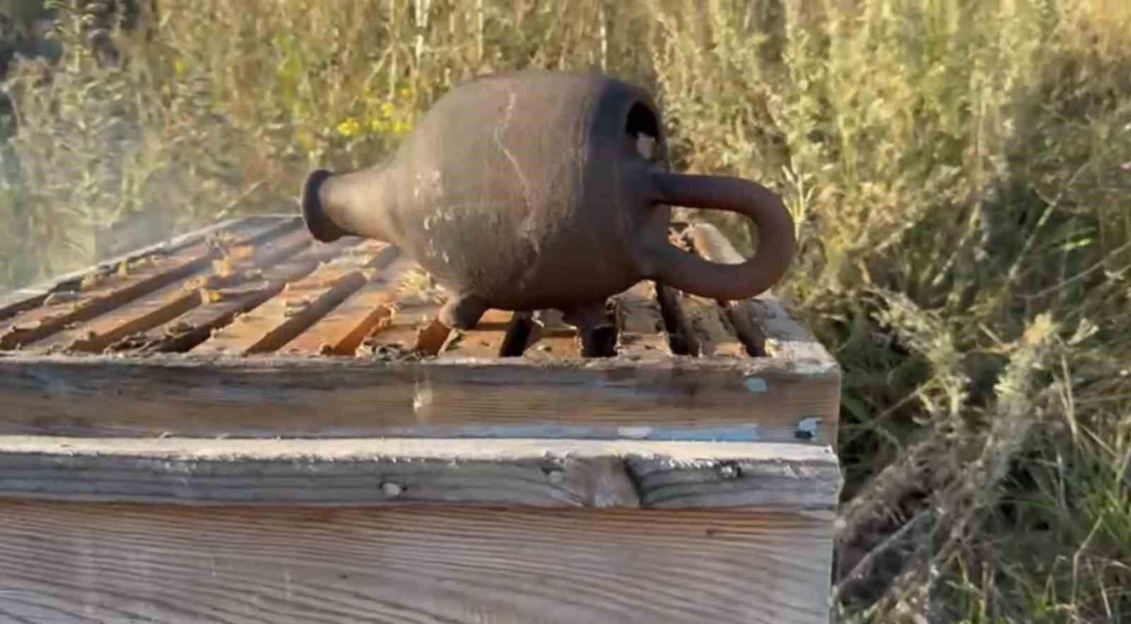 Karslı arıcı, 120 yıllık Terrakota ile arıların sakinleşmesini sağlıyor
