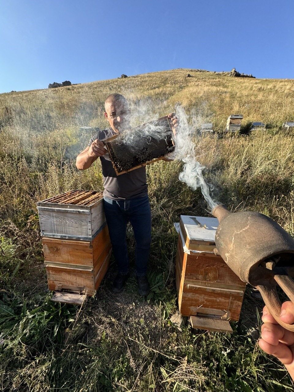 Karslı arıcı, 120 yıllık Terrakota ile arıların sakinleşmesini sağlıyor
