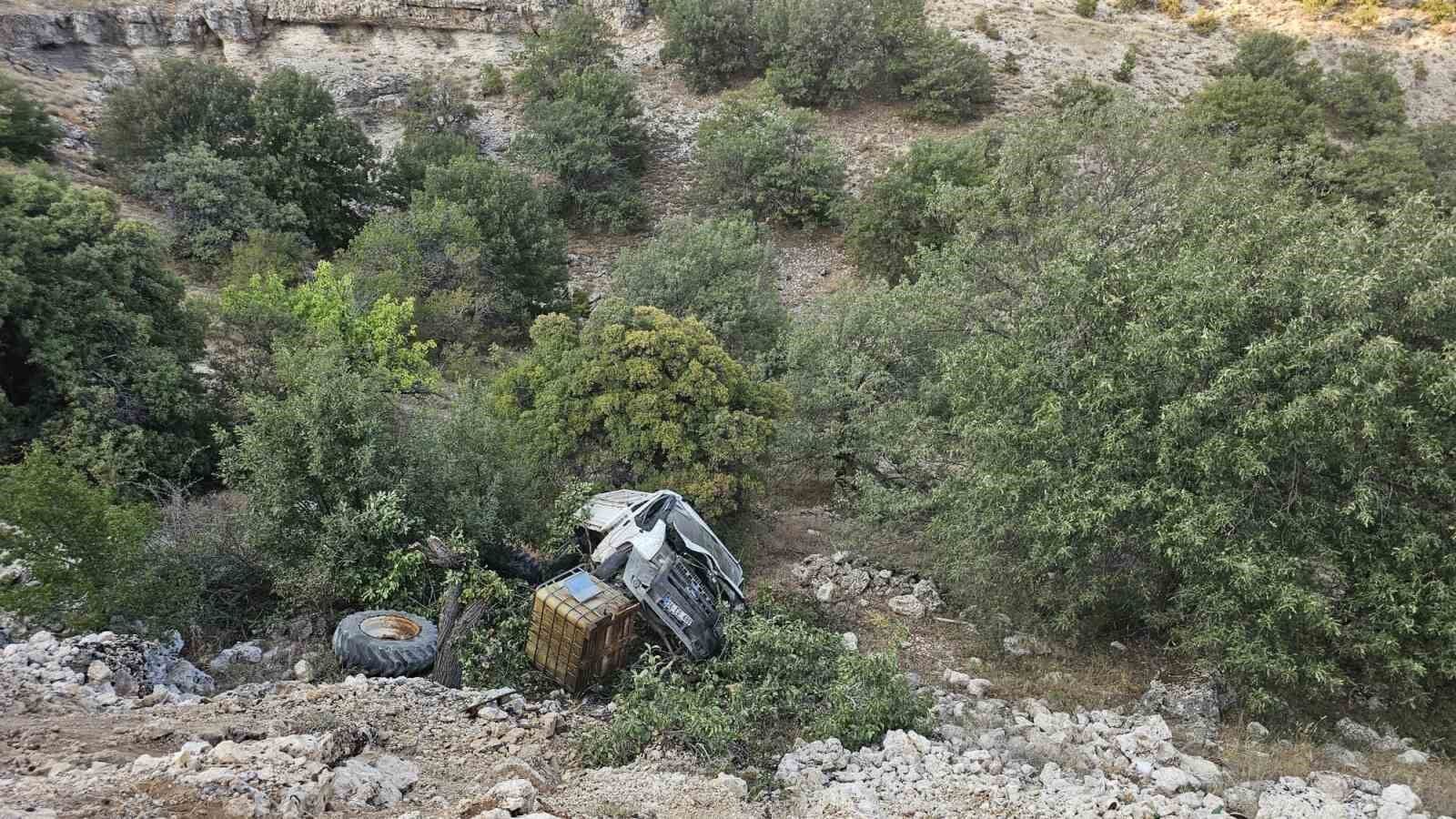 Kamyonet şarampole yuvarlandı, sürücü yaralandı