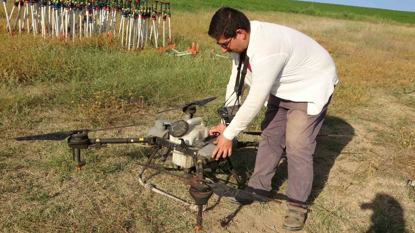 Bitlis’teki çiftçiler tasarruf için ilaçlamayı dronla yapıyor
