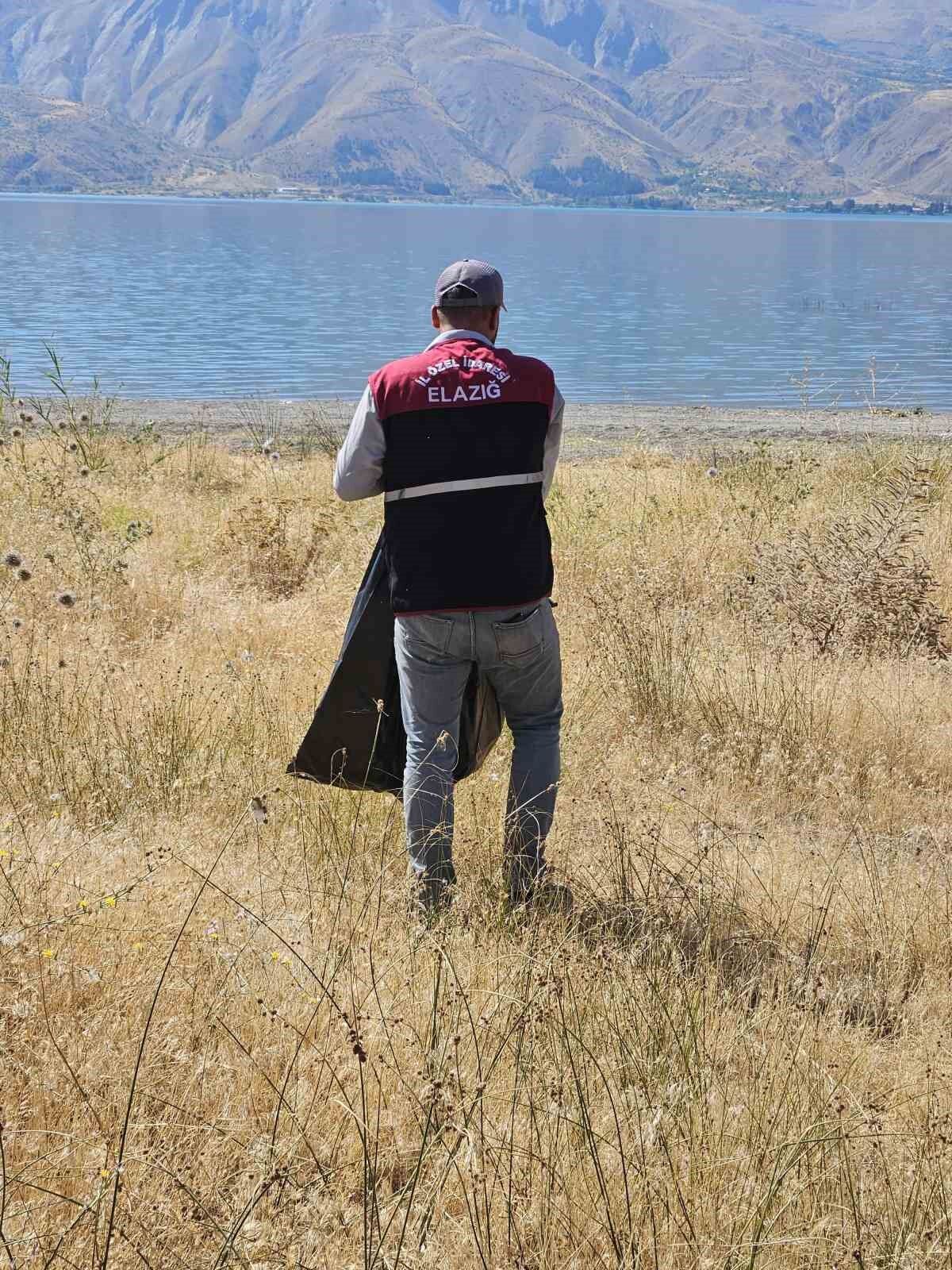 Hazar gölü çevresinde 15 günde 12 ton çöp toplandı