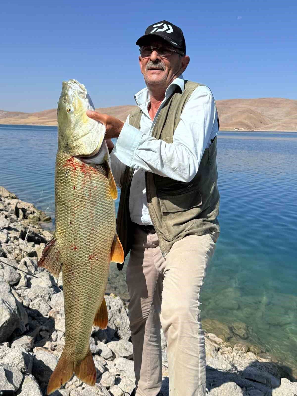 Oltaya takılan 35 kiloluk dev turna balığını kucaklamak istedi, verdiği tepki gülümsetti