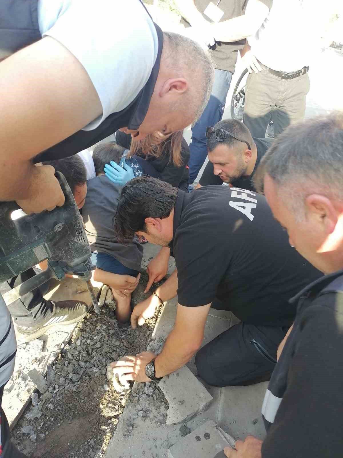Kars’ta bacağı boruya sıkışan çocuk kurtarıldı
