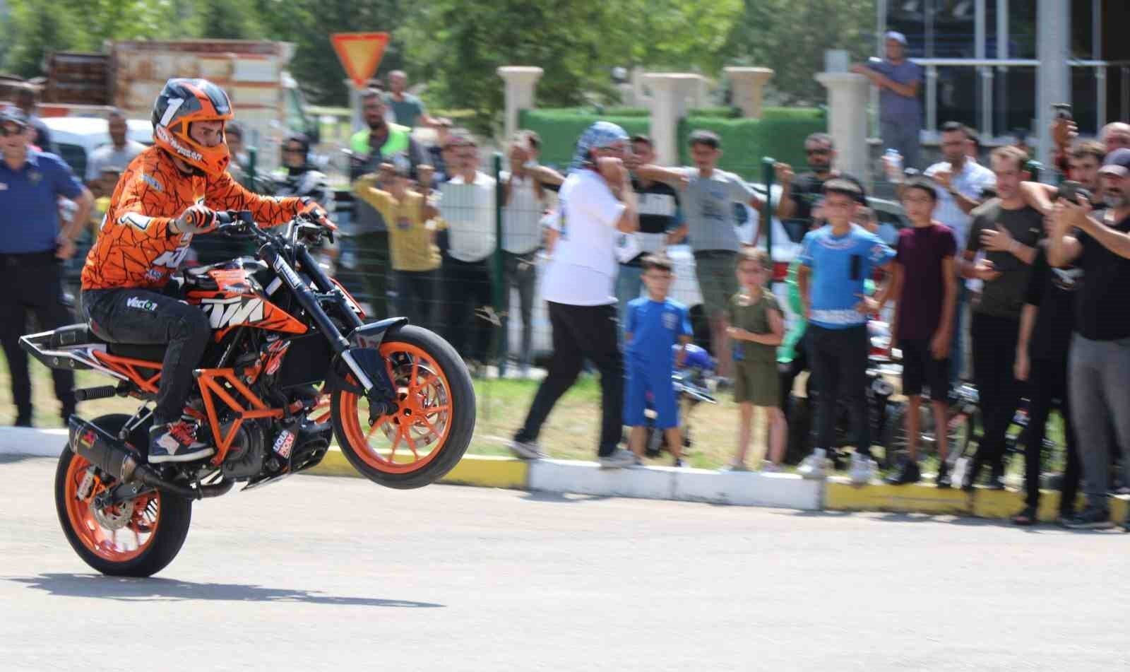 Erzincan’da motosiklet şov hayran bıraktı