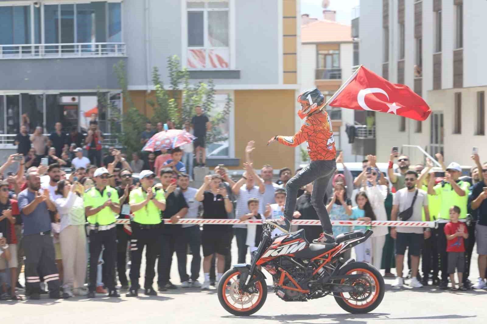 Erzincan’da motosiklet şov hayran bıraktı