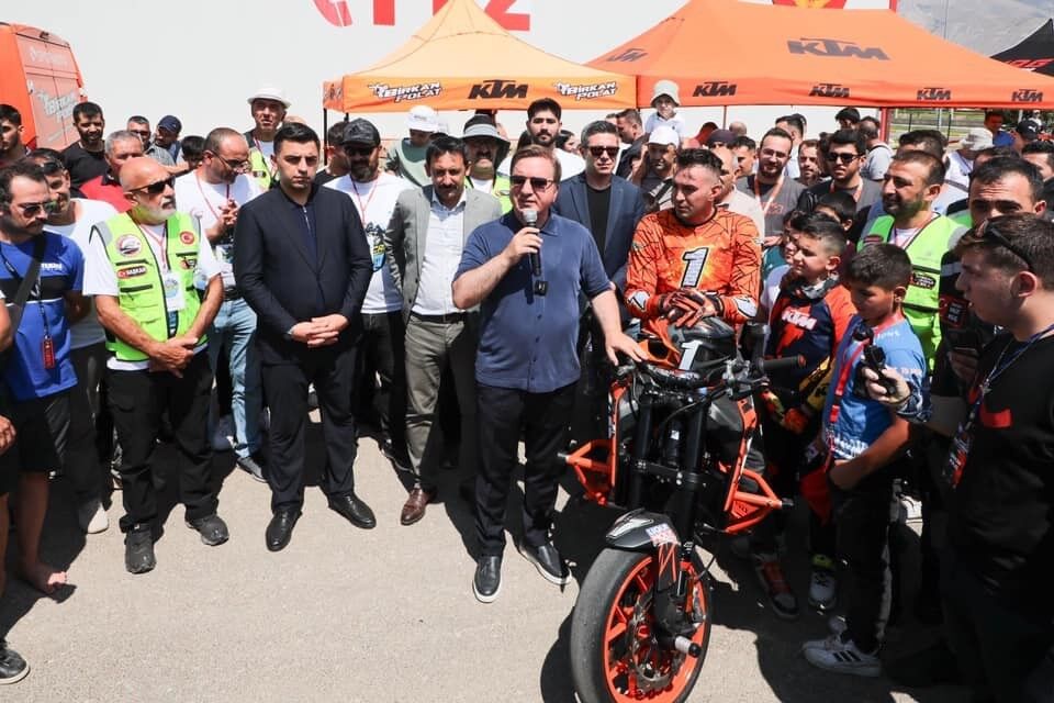 Erzincan’da motosiklet şov hayran bıraktı