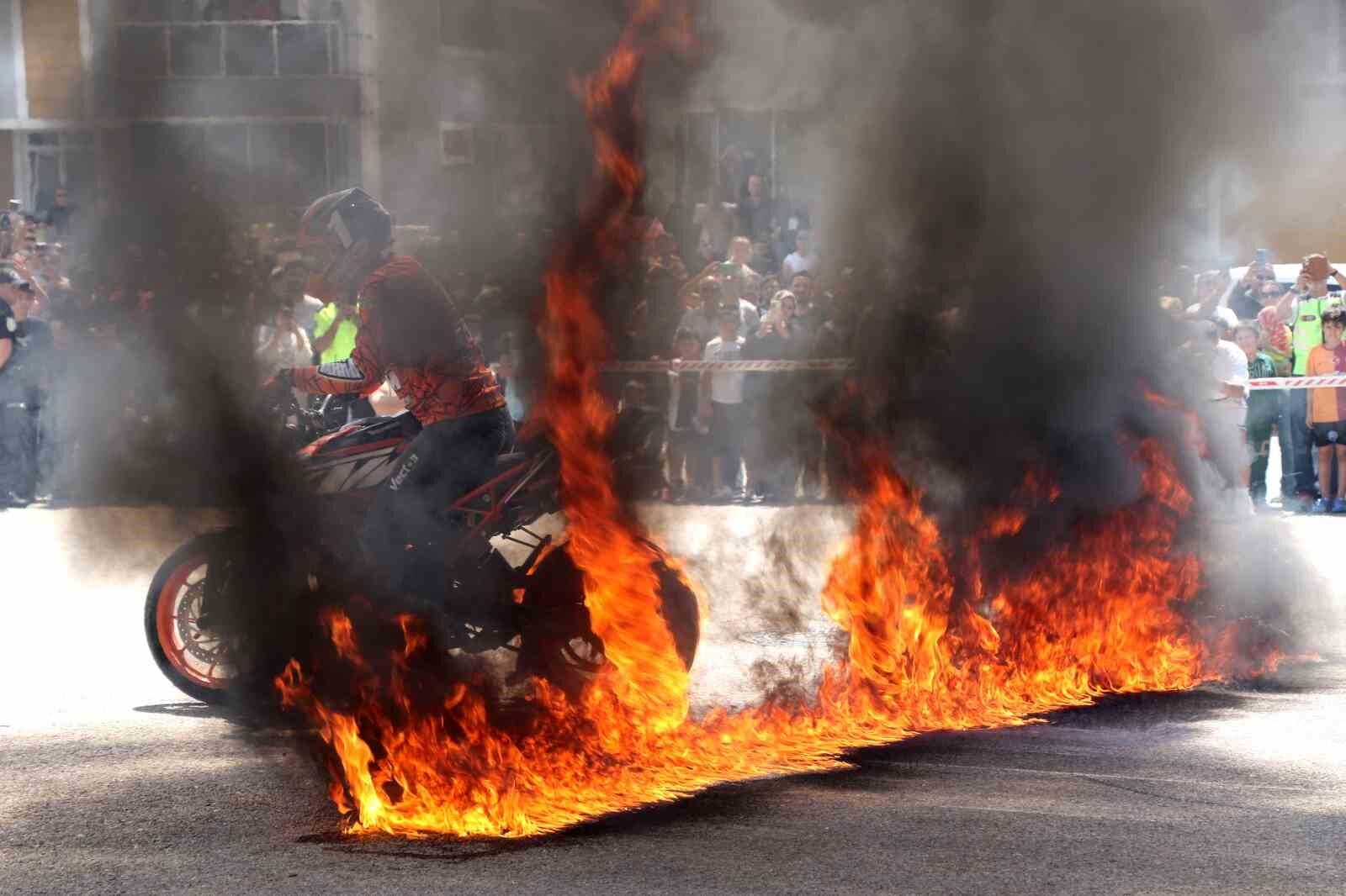 Erzincan’da motosiklet şov hayran bıraktı