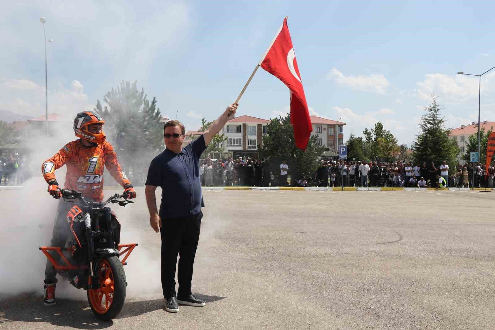 Erzincan’da motosiklet şov hayran bıraktı