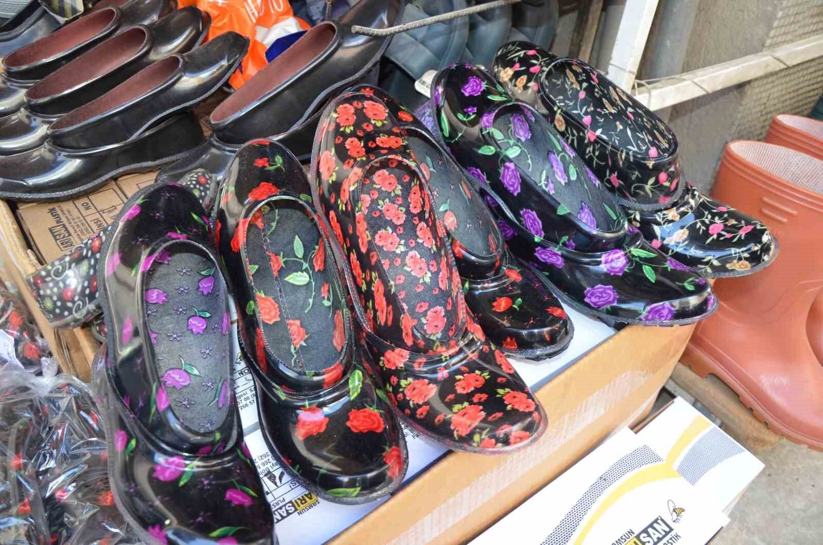 Fındık hasadında lastik ayakkabı modası