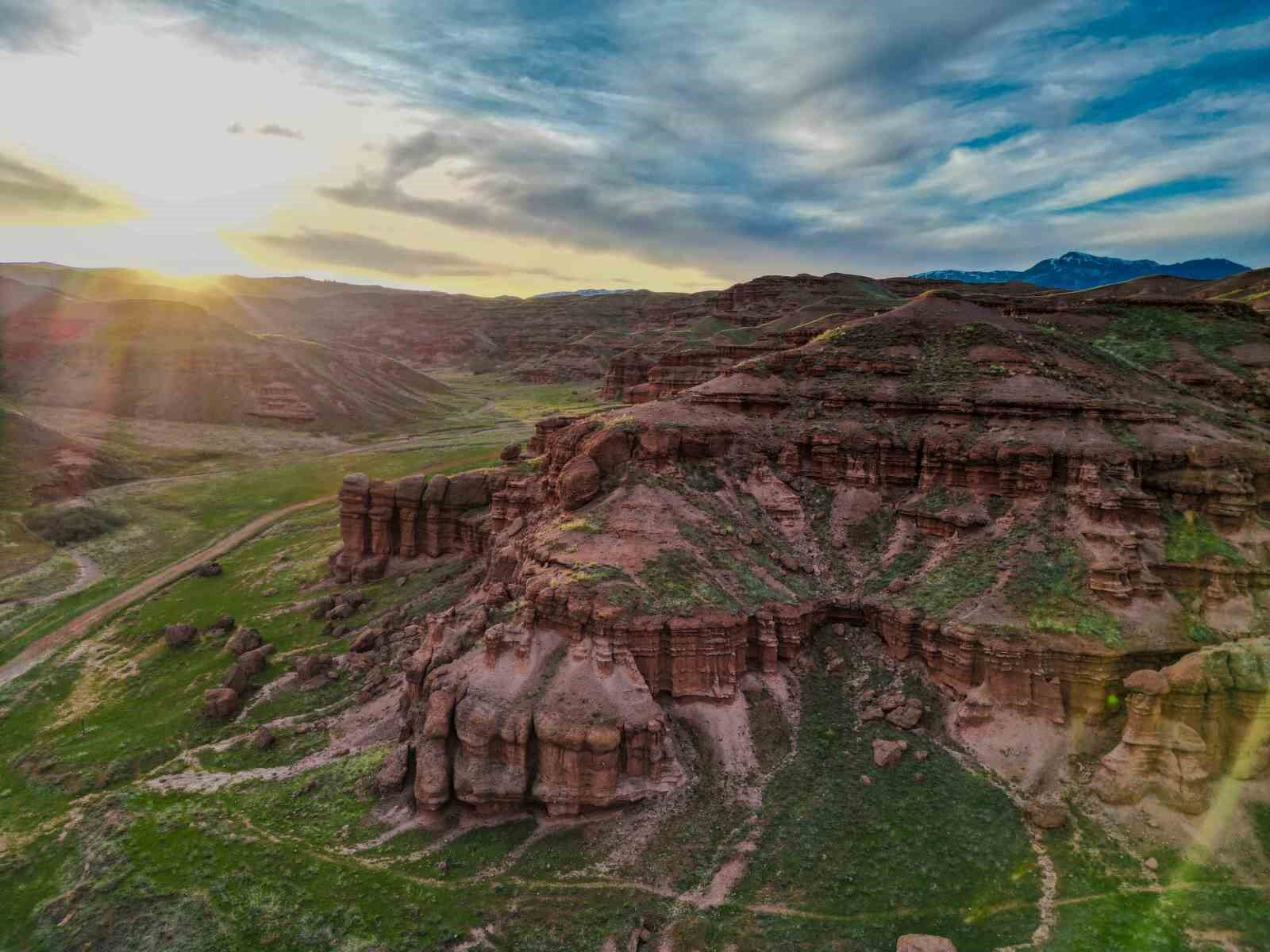 Kırmızı Periler Diyarı güzelliğiyle büyülüyor