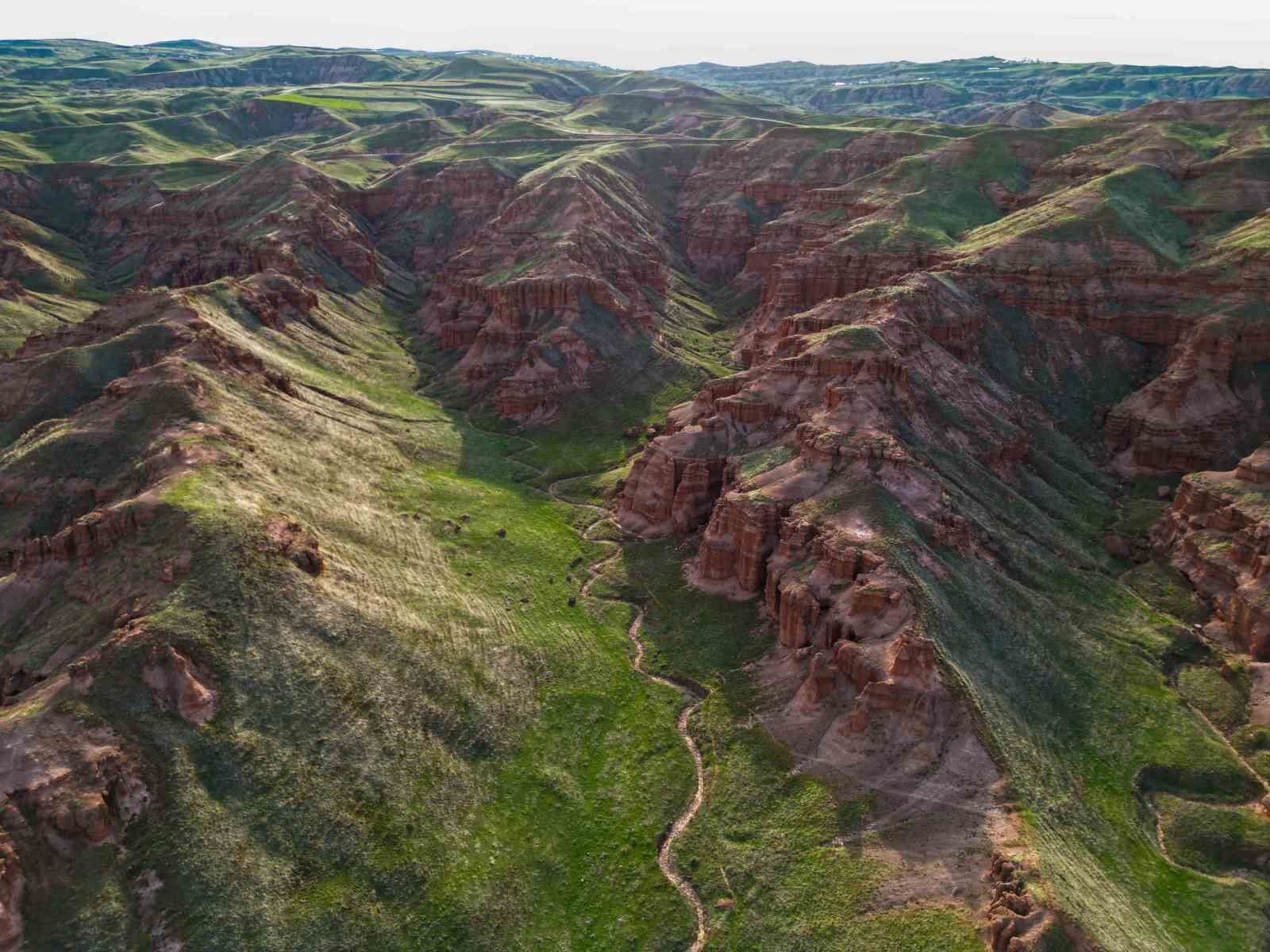 Kırmızı Periler Diyarı güzelliğiyle büyülüyor