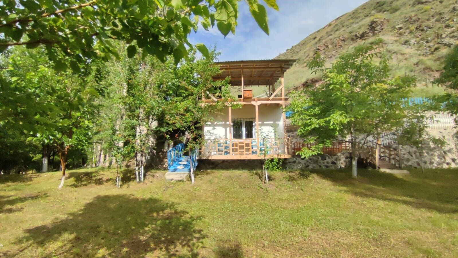 Aşur Taş’ın Alapınar Mahallesindeki bahçesi görenleri büyülüyor