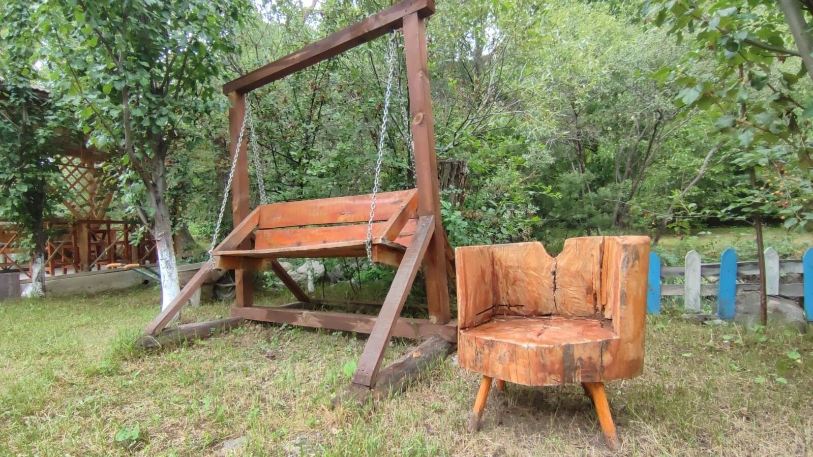 Aşur Taş’ın Alapınar Mahallesindeki bahçesi görenleri büyülüyor