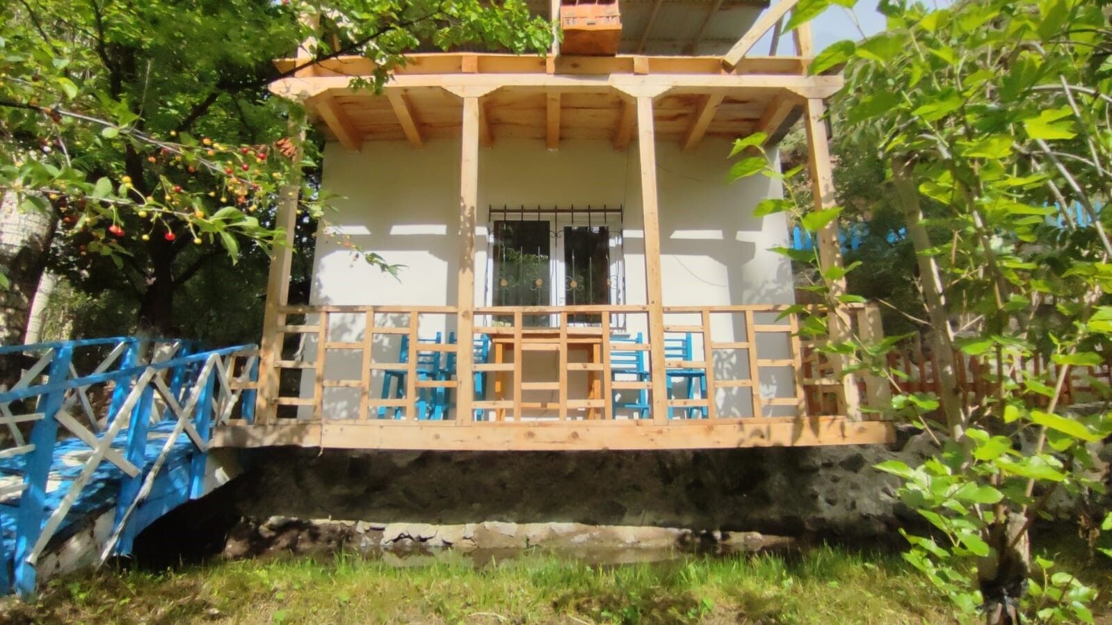 Aşur Taş’ın Alapınar Mahallesindeki bahçesi görenleri büyülüyor