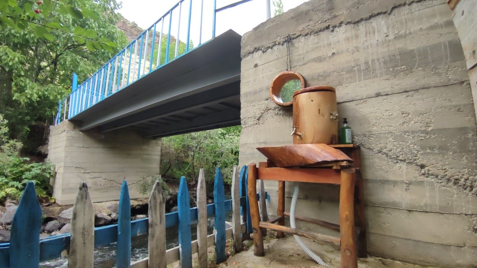 Aşur Taş’ın Alapınar Mahallesindeki bahçesi görenleri büyülüyor