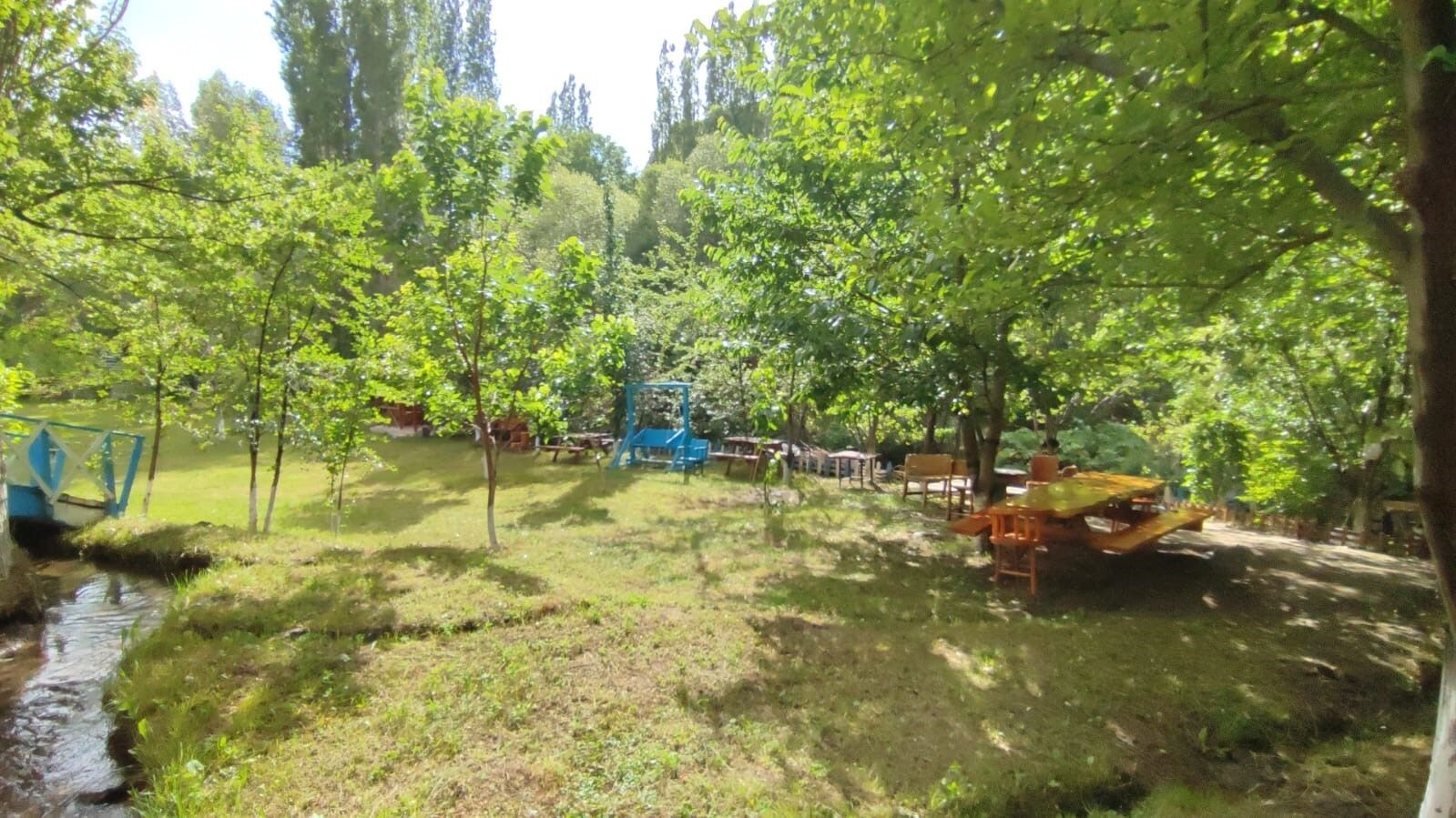 Aşur Taş’ın Alapınar Mahallesindeki bahçesi görenleri büyülüyor