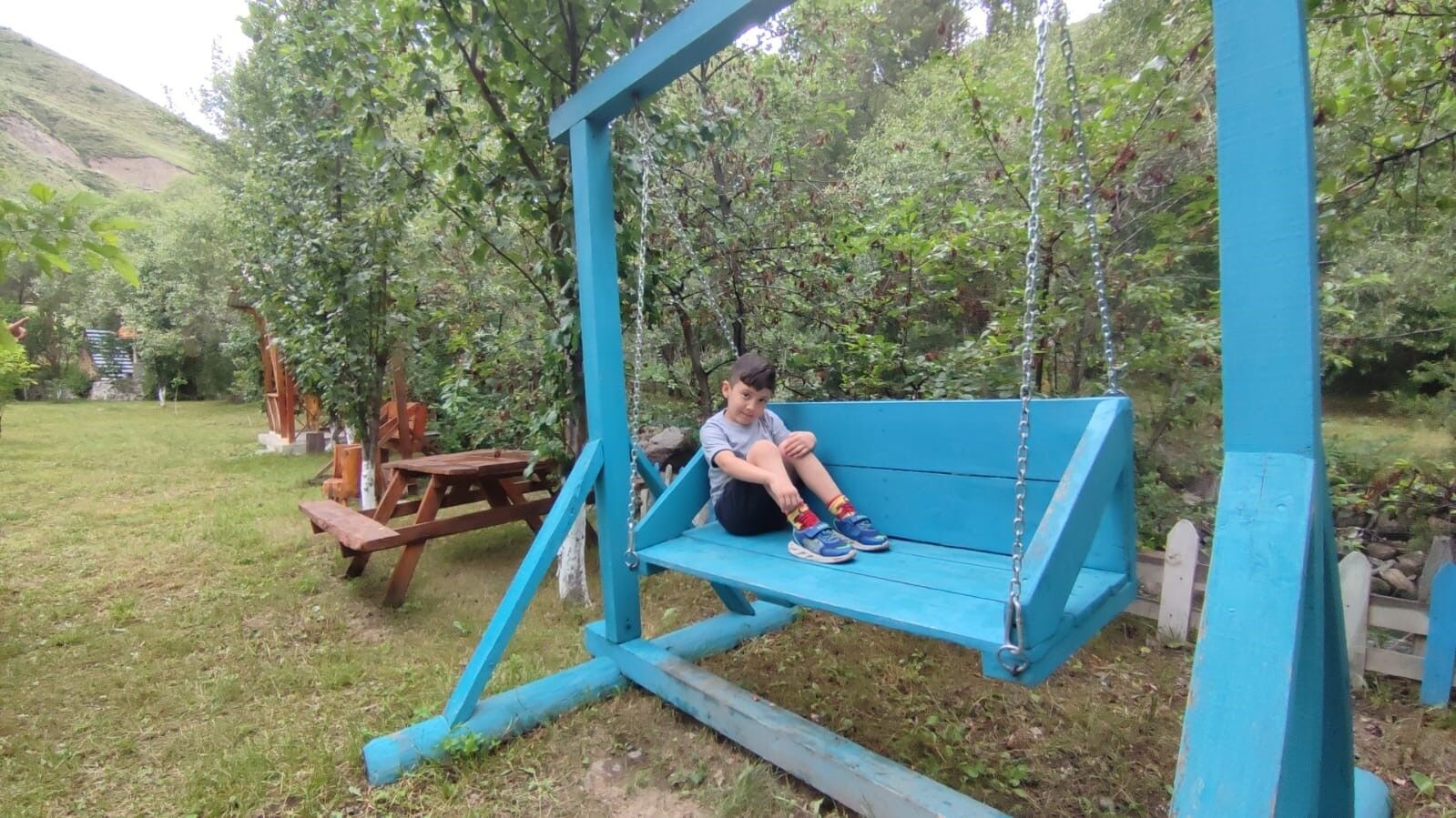 Aşur Taş’ın Alapınar Mahallesindeki bahçesi görenleri büyülüyor