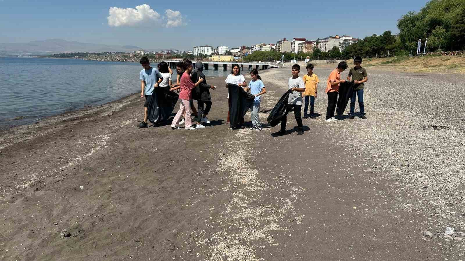 Van Gölü sahilinde çöp toplama etkinliği