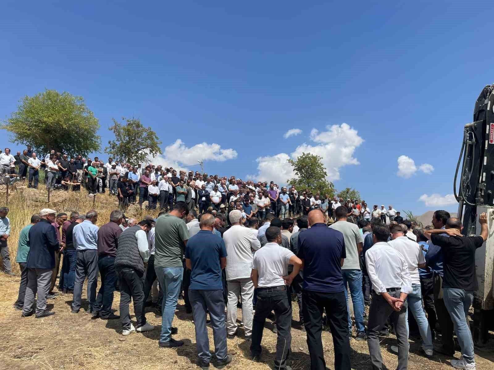 Hakkarili hemşire Orakçı, gözyaşları arasında toprağa verildi