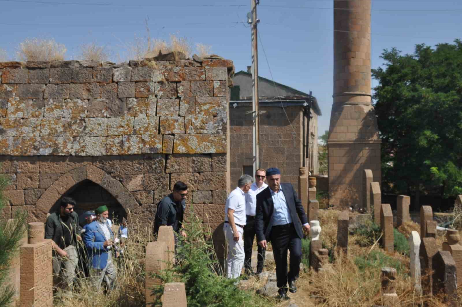 Arkeologlar Mollakent’teki tarihi yerleri gezdi