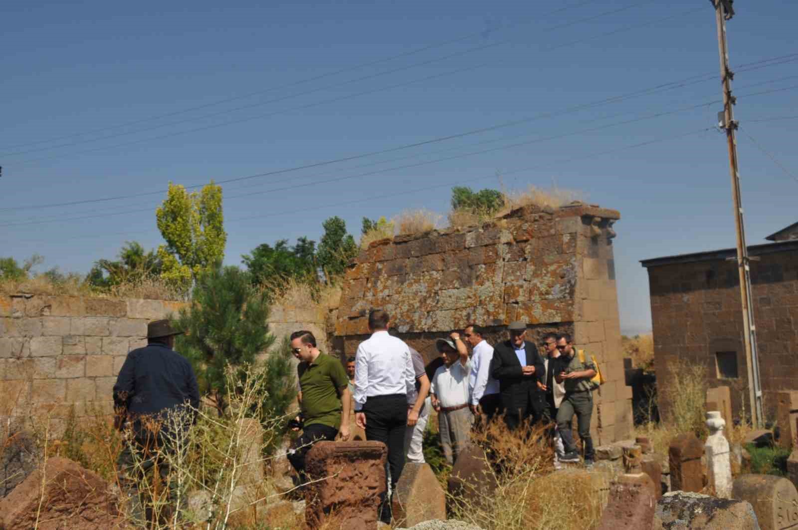 Arkeologlar Mollakent’teki tarihi yerleri gezdi