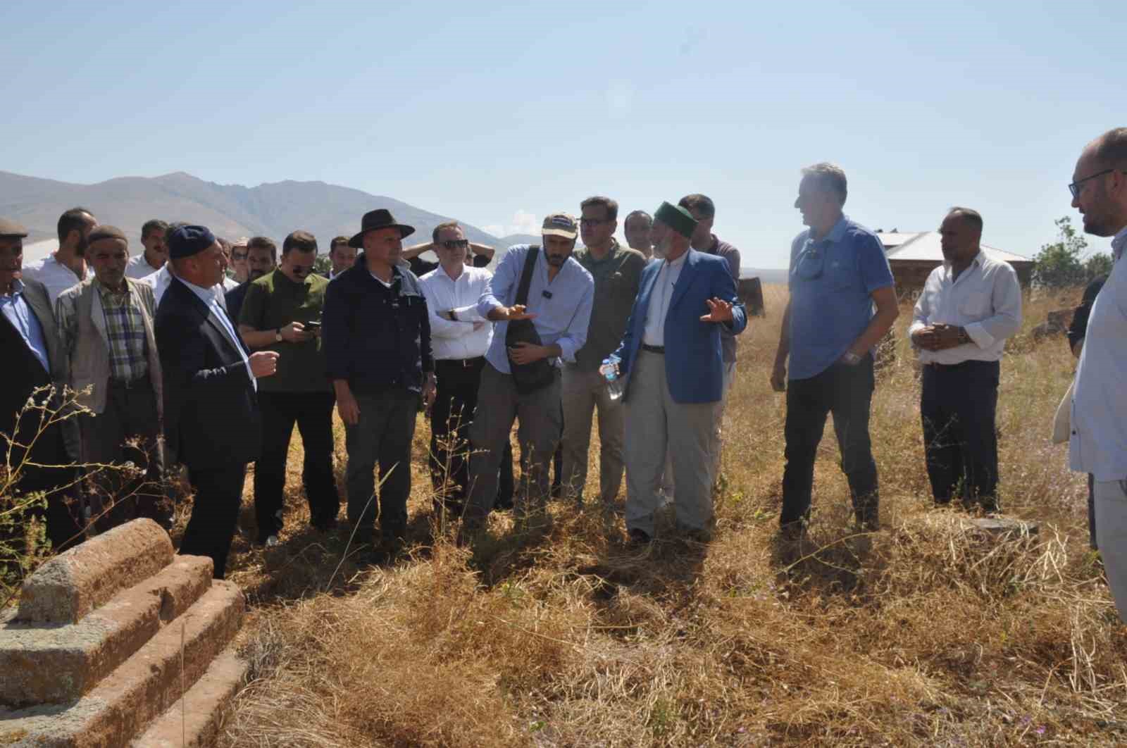 Arkeologlar Mollakent’teki tarihi yerleri gezdi