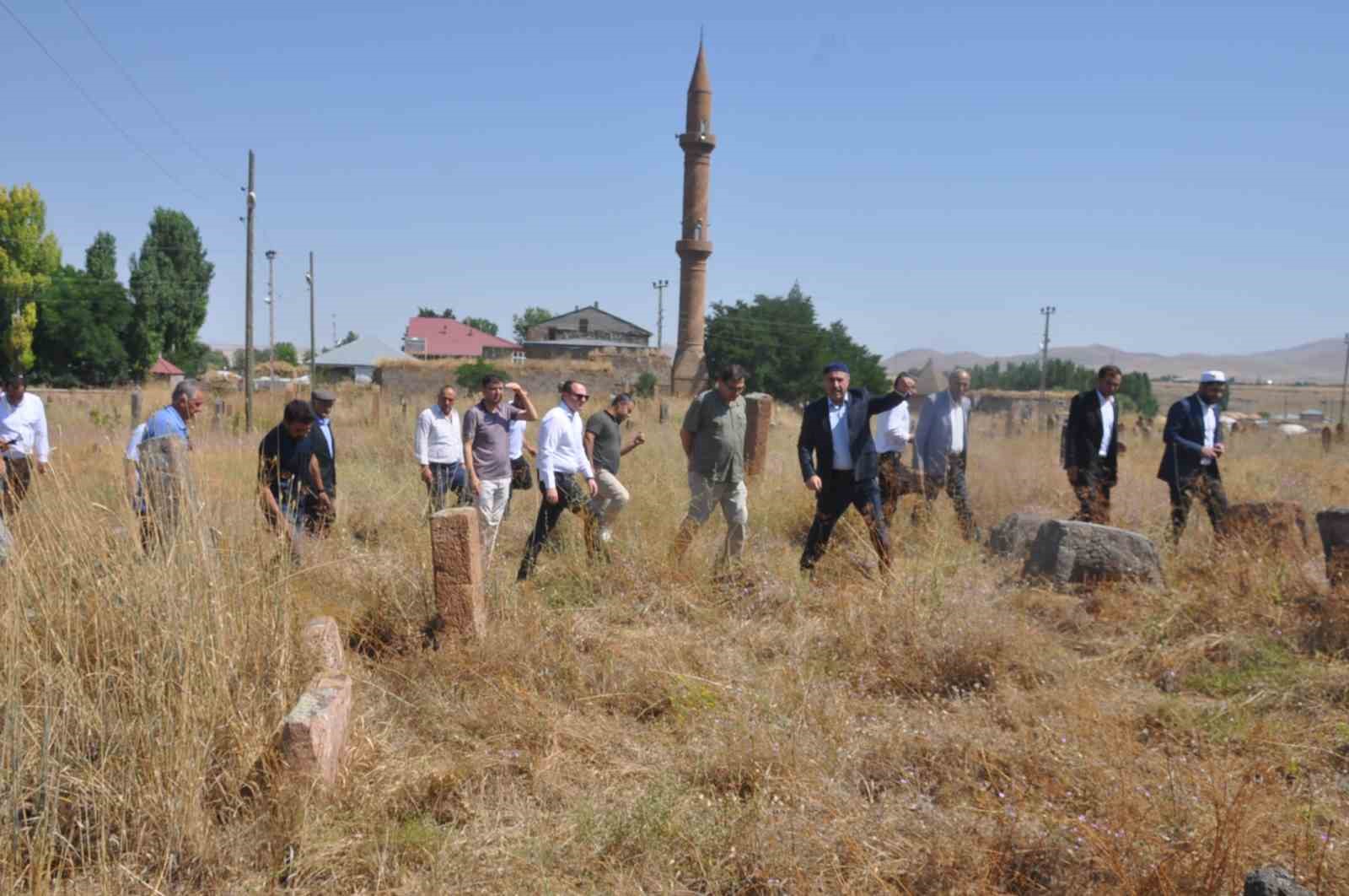 Arkeologlar Mollakent’teki tarihi yerleri gezdi