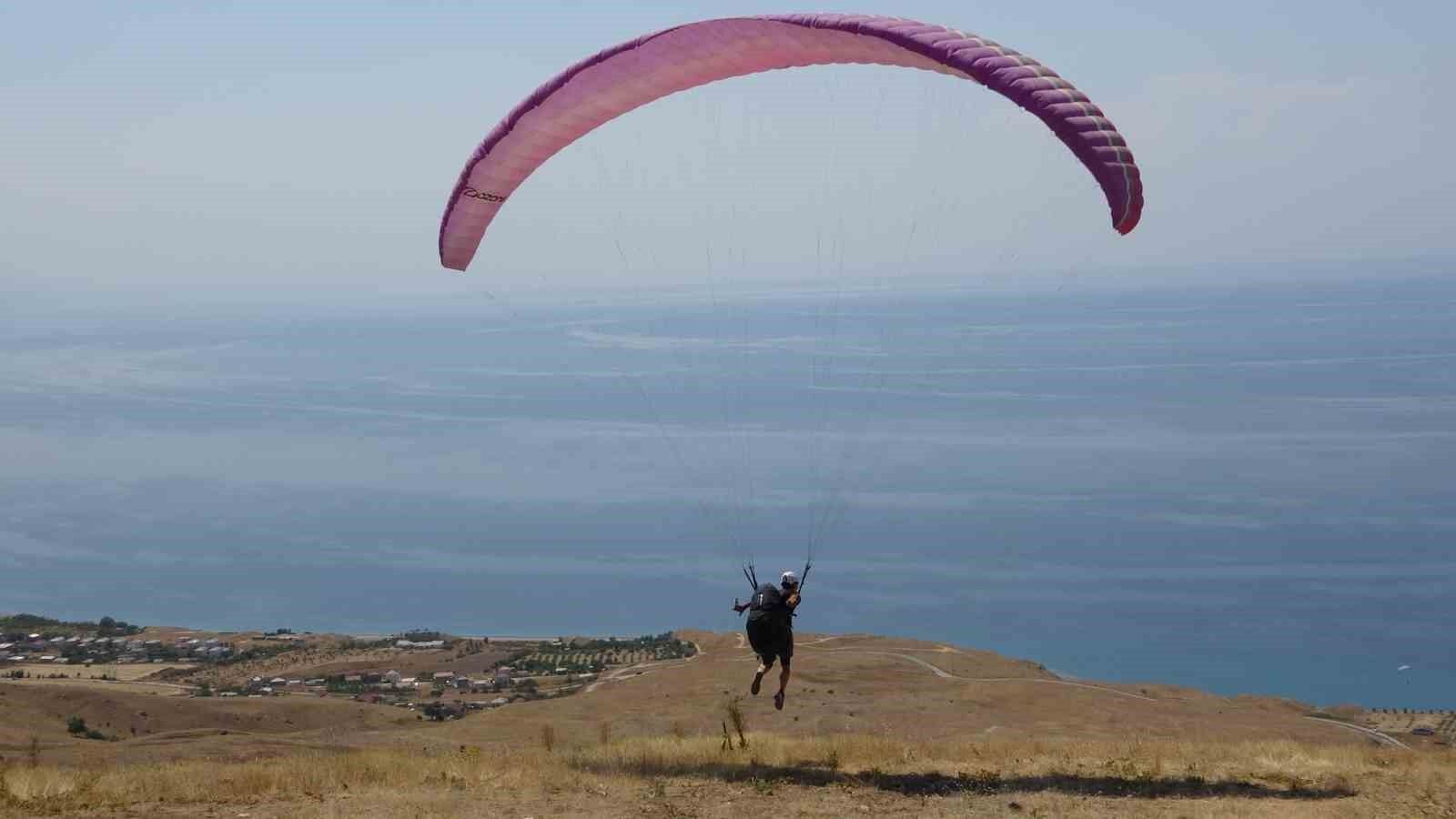 Van Gölü sahilinde yamaç paraşütü yarışması nefes kesti
