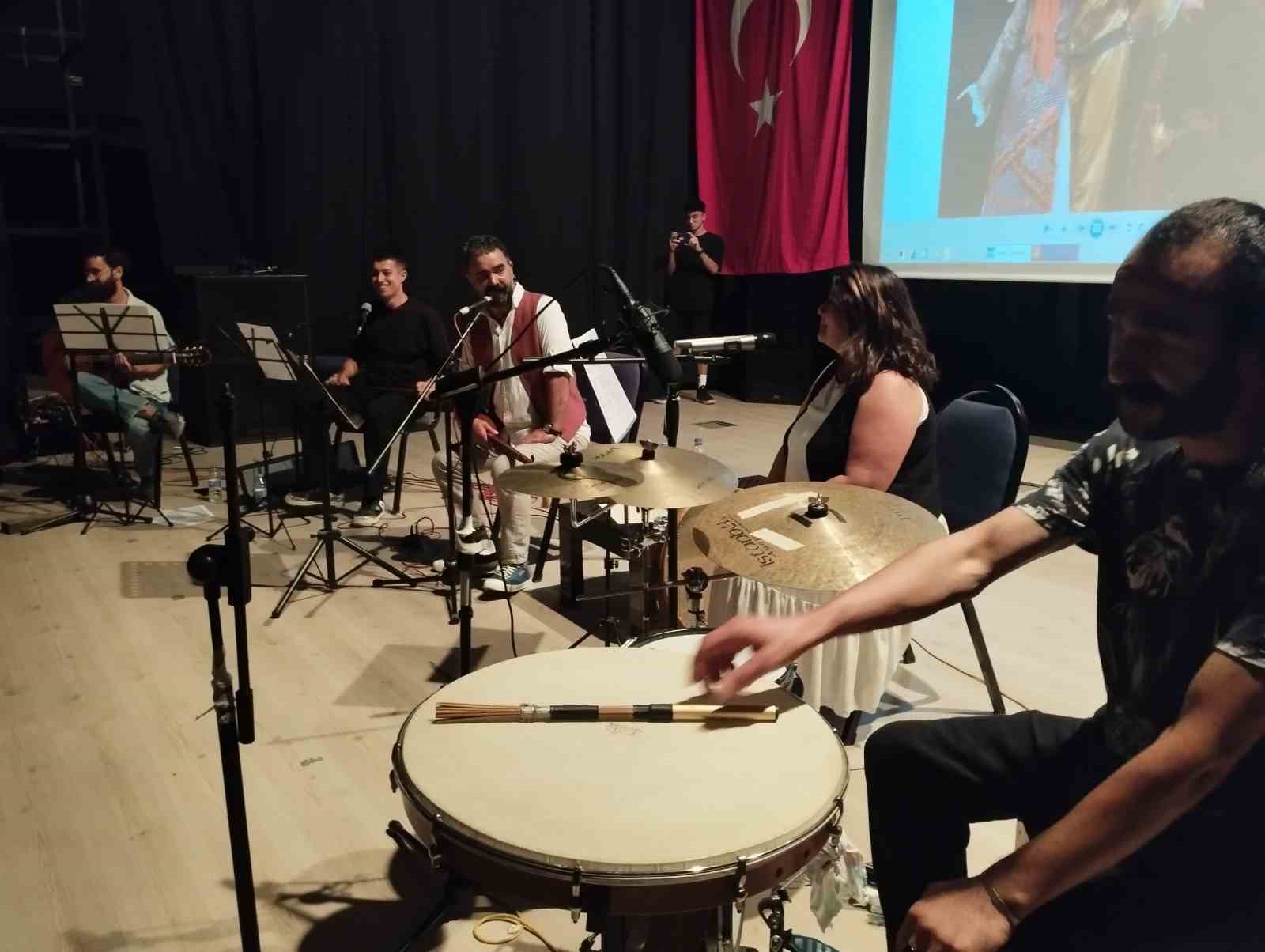 Müzisyen Umut Gündüz eşiyle birlikte Varto’da üç dilli konserini verdi
