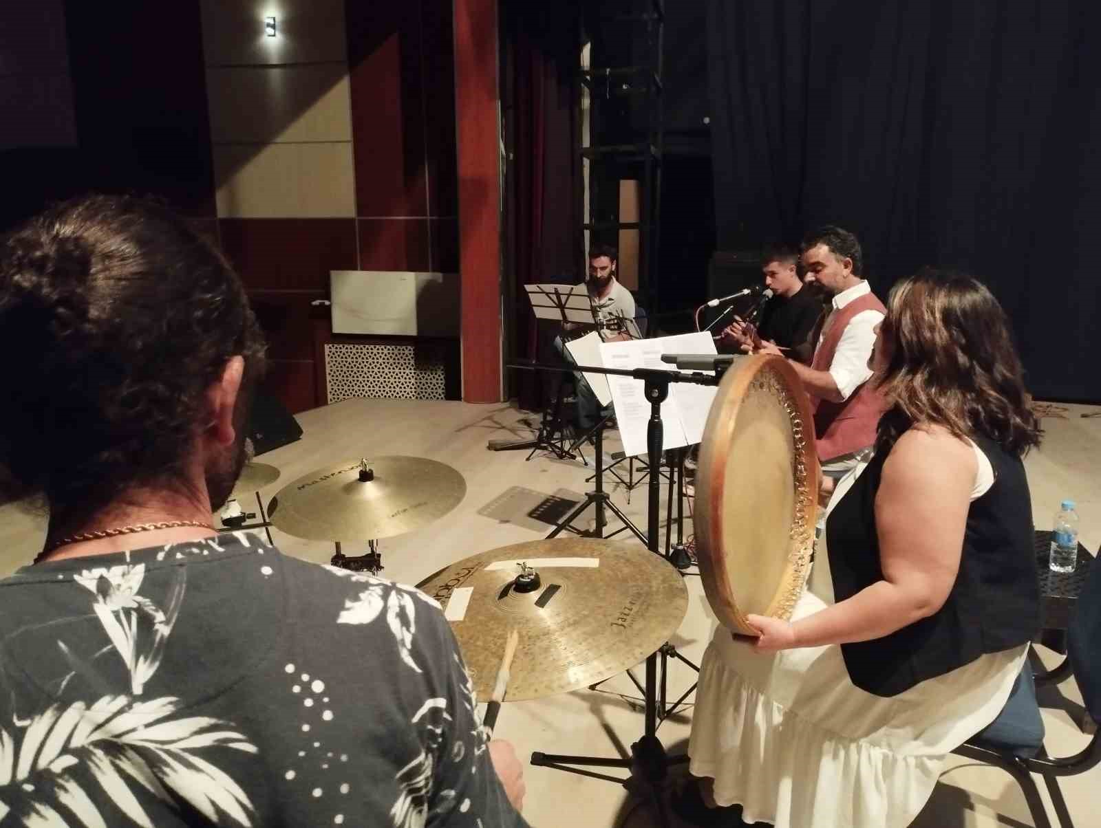 Müzisyen Umut Gündüz eşiyle birlikte Varto’da üç dilli konserini verdi