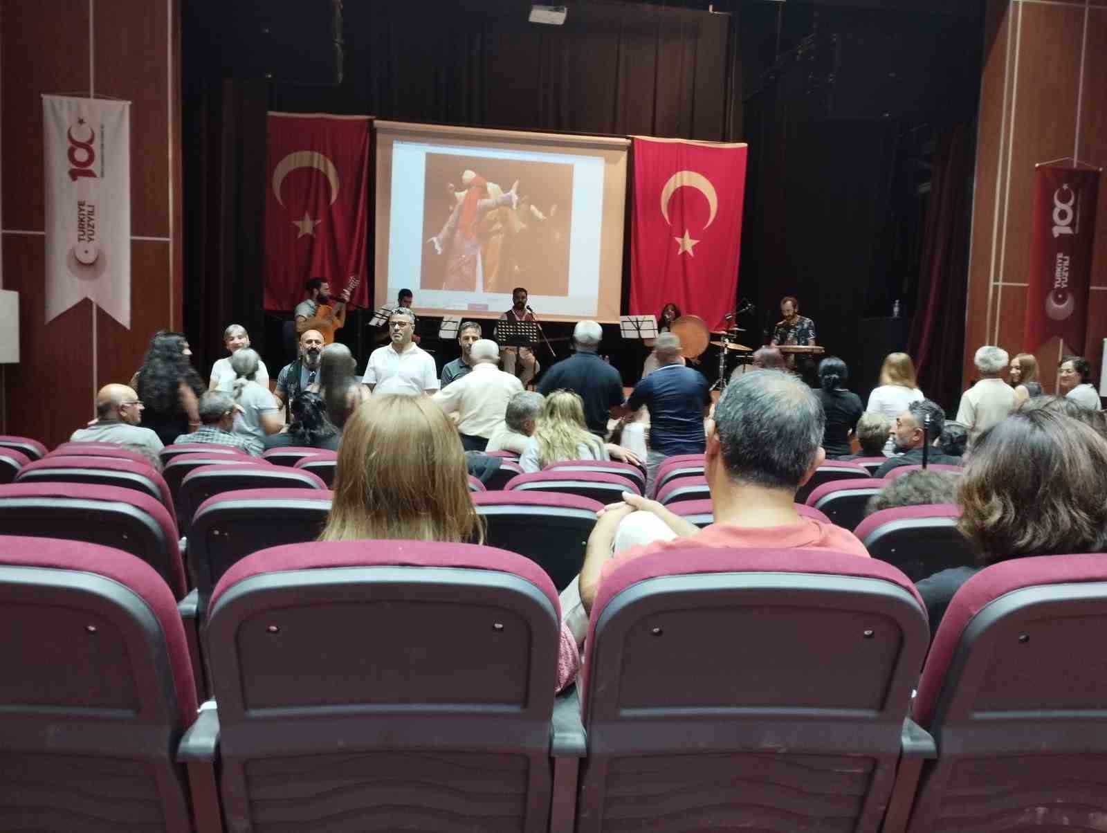 Müzisyen Umut Gündüz eşiyle birlikte Varto’da üç dilli konserini verdi