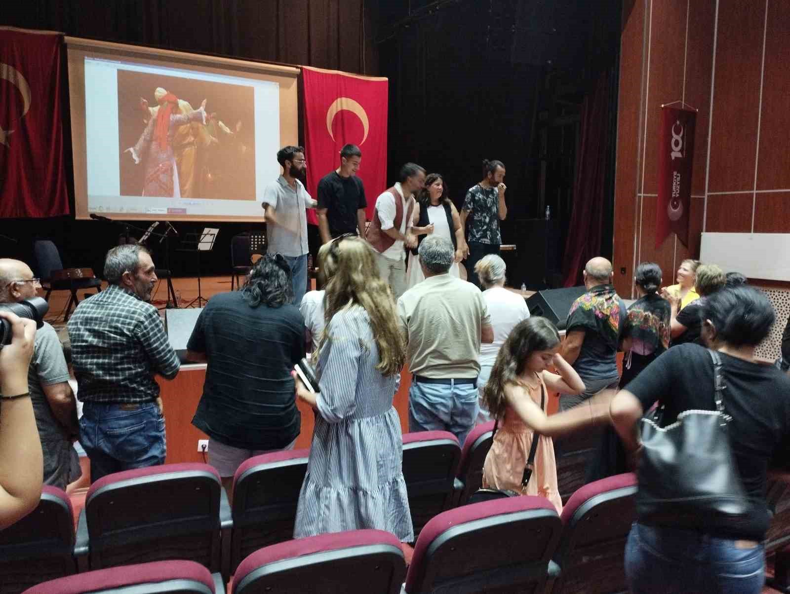 Müzisyen Umut Gündüz eşiyle birlikte Varto’da üç dilli konserini verdi