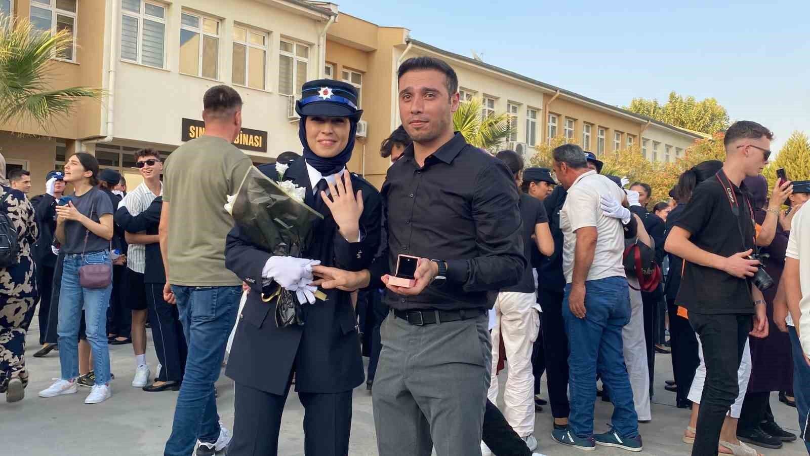 Polis adayı kadın mezuniyetinde çifte mutluluk yaşadı